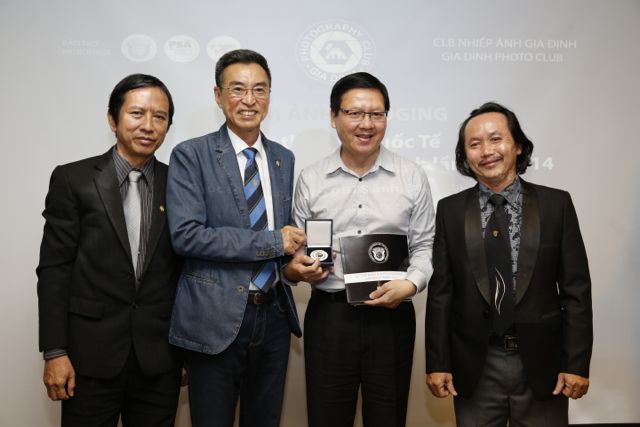 Mr David Tay trao tặng sách và huy chương của FIAP cho Mr. Lê Xuân Thăng