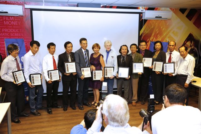 Mr. Tri Thịnh Huệ trao tặng chứng nhận giám khảo cuộc thi ảnh Quốc tế Gia Định 2014