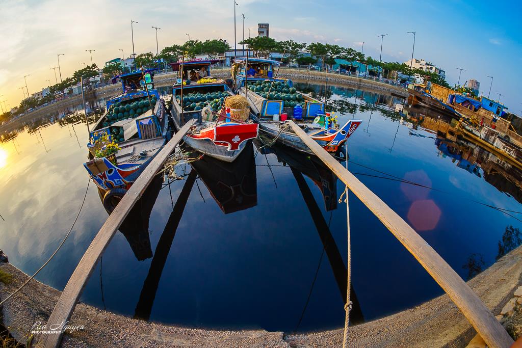 Ghe dưa ngày Tết - Photo Rio Nguyễn